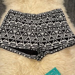 Forever 21 NWT women’s shorts in tribal black and white pattern small,